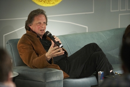 joe boyd auf der couch
